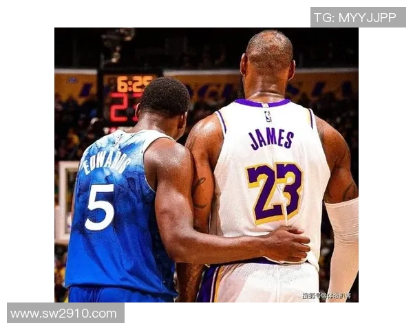 累坏了!詹姆斯晒昨日下场时手拿坐垫拥抱里夫斯照:很需要那个!